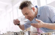 人的嗅觉为什么比动物差（嗅细胞的数量少）