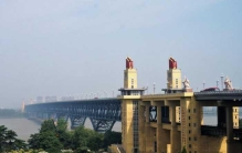 南京著名的六大地标建筑，南京长江大桥排在第一位