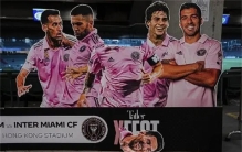 梅西人形广告牌被踢飞脑袋 球迷如此不满原因为何