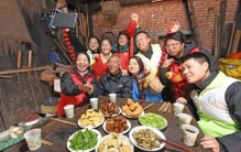 云南一家吃年夜饭桌上摆182碗菜 年夜饭体现了什么