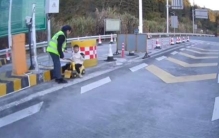 5岁男孩开电动玩具车上高速 家长看护孩子引关注