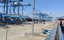 世界纪录！青岛港自动化码头正在装卸集装箱