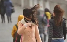 女子出行遇新疆14级大风 大风天气出行要注意什么
