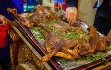 新疆五大特色美食：大盘鸡入选，烤全羊稳居首位