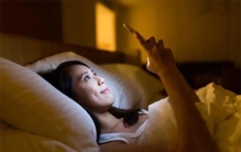 睡前玩8分钟手机身体兴奋1小时 睡前看手机的影响