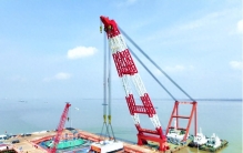 跨长江超级工程，97根百米长桩直插江底！张靖皋大桥有多难修？