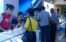 女大学生被店员拦下强制买手机 处理结果如何