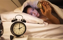 手机为什么会影响睡眠质量呢（蓝光会抑制褪黑激素的分泌）