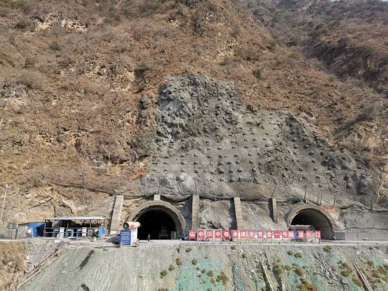 隧道在大山肚子里“弯弯绕绕” 世界最长螺旋隧道在四川贯通丨大国工程