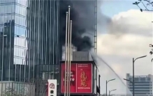 深圳龙华一大厦发生火灾