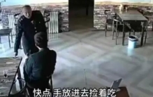 央视网评逼司机吃垃圾桶食物