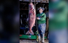 美国一男子钓到88斤鳙鱼 打破世界纪录