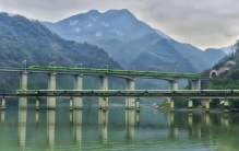 206公里铁路修了12年！世界最高难度高铁通车，网友：难于上青天