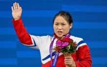 中国奥运冠军破世界纪录仍输了！朝鲜名将开挂，提前夺金挥手庆祝