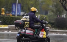 外卖小哥在河边急吼挽救几个家庭成英雄