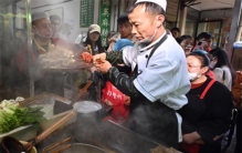 天水麻辣烫大叔辟谣网售调料包 天水麻辣烫为什么火了