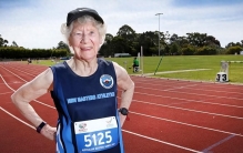 92岁老奶奶不服老，靠双脚走出世界纪录，这故事燃爆了！