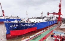 世界最大舱容乙烷双燃料运输船在沪交付