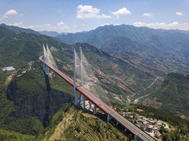 全球第1高桥，有200层楼高，开车像开飞机？中国花费10亿打造！