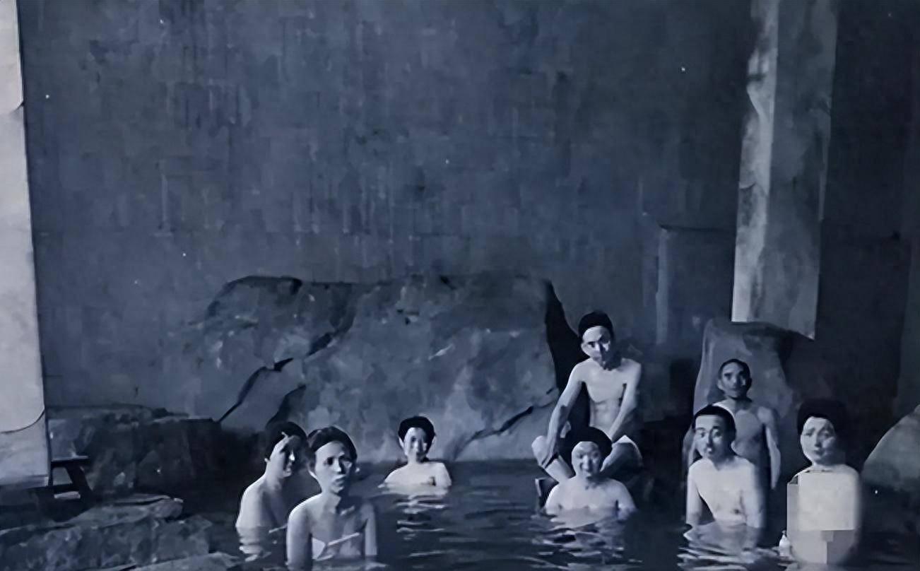 “不堪入目”老照片：洗澡的日本艺伎，奇怪的日本风俗