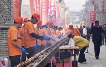 总长256米、用了2000斤羊肉！甘肃环县烤出“世界最长羊肉串”