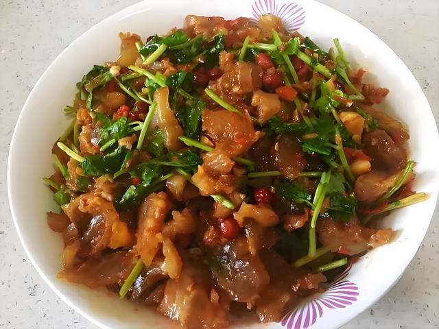 云南西双版纳著名的十大美食：香竹烤饭上榜，腌牛筋排第一位