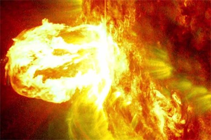 太阳耀斑为何频繁威胁地球(周期性变化)