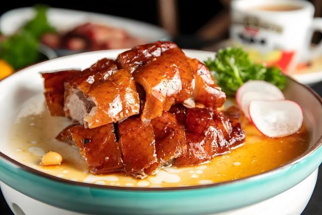 上海著名的十大名菜：红烧鮰鱼入榜，八宝鸭排首位
