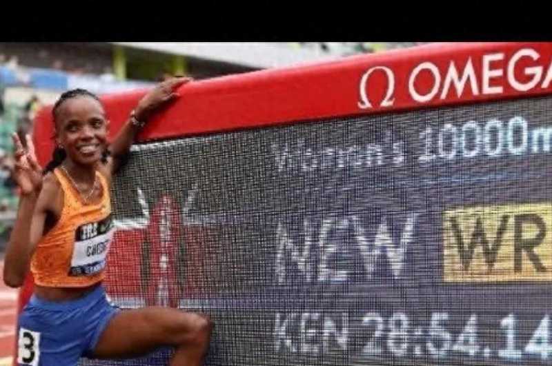 全球首次突破29分大关，28分54秒14，新的女子10000米世界纪录