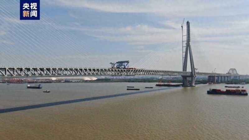 世界最大跨度斜拉桥钢桁梁吊装完成，预计6月上旬全桥贯通