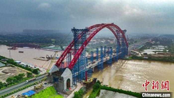 世界最大整体提升跨径和吨位的钢管混凝土拱桥完成提升逾49米