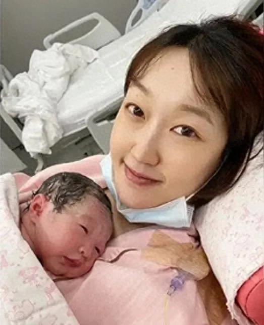 女星产子爆料引发隐私与道德大讨论
