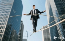 走钢丝的艺术：在商业变革浪潮中寻找动态平衡