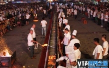 世界上最大的肉串 使用的铁串长度达1.73米(重达3000多斤)