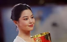 辛芷蕾威尼斯封后：影后桂冠下的娱乐圈生存法则