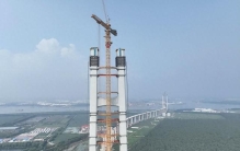 世界最大跨径悬索桥 江苏张靖皋长江大桥南北主塔突破300米