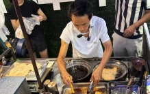 鸡排主理人,，凭什么火?