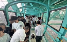 全球最高桥国庆爆满，外媒惊叹中国速度，恐高游客直呼“好吓人”