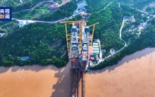 世界最高双联主塔 渝万高铁石沱长江大桥双主塔封顶