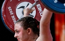 举重世锦赛：奥运冠军里夫斯连刷三项世界纪录
