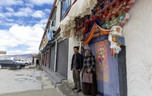 从农奴到经营酒店：一个牧民家庭经历的时代变迁