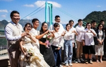 “我能触摸到云朵”：穿越世界最高桥梁的感受