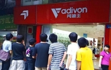 他把阿迪达斯logo倒过来，火了！阿迪王：一场全民恶搞的商业奇迹