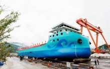 载电量约24000千瓦时 续航里程500公里 全球最大万吨级纯电动运输船在宜下水