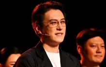 七字头衔变了！靳东的新身份，藏着娱乐圈的清醒剂