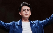 “团长靳东”七字之变，娱乐圈价值风向标动了？