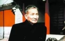 陈云相比彭总，他在军事并非顶尖；与周总理相比，他政务统略逊色