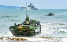解放军新型机器狼冲滩演练曝光，两栖作战模式彻底改变！