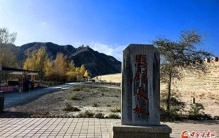 何以中国·壁画里的中国丨嘉峪关悬壁长城：古代军事防御智慧 悬崖上的建筑奇迹