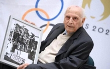 世界最长寿奥运冠军离世，享年101岁，在巴黎奥运会上点燃火炬